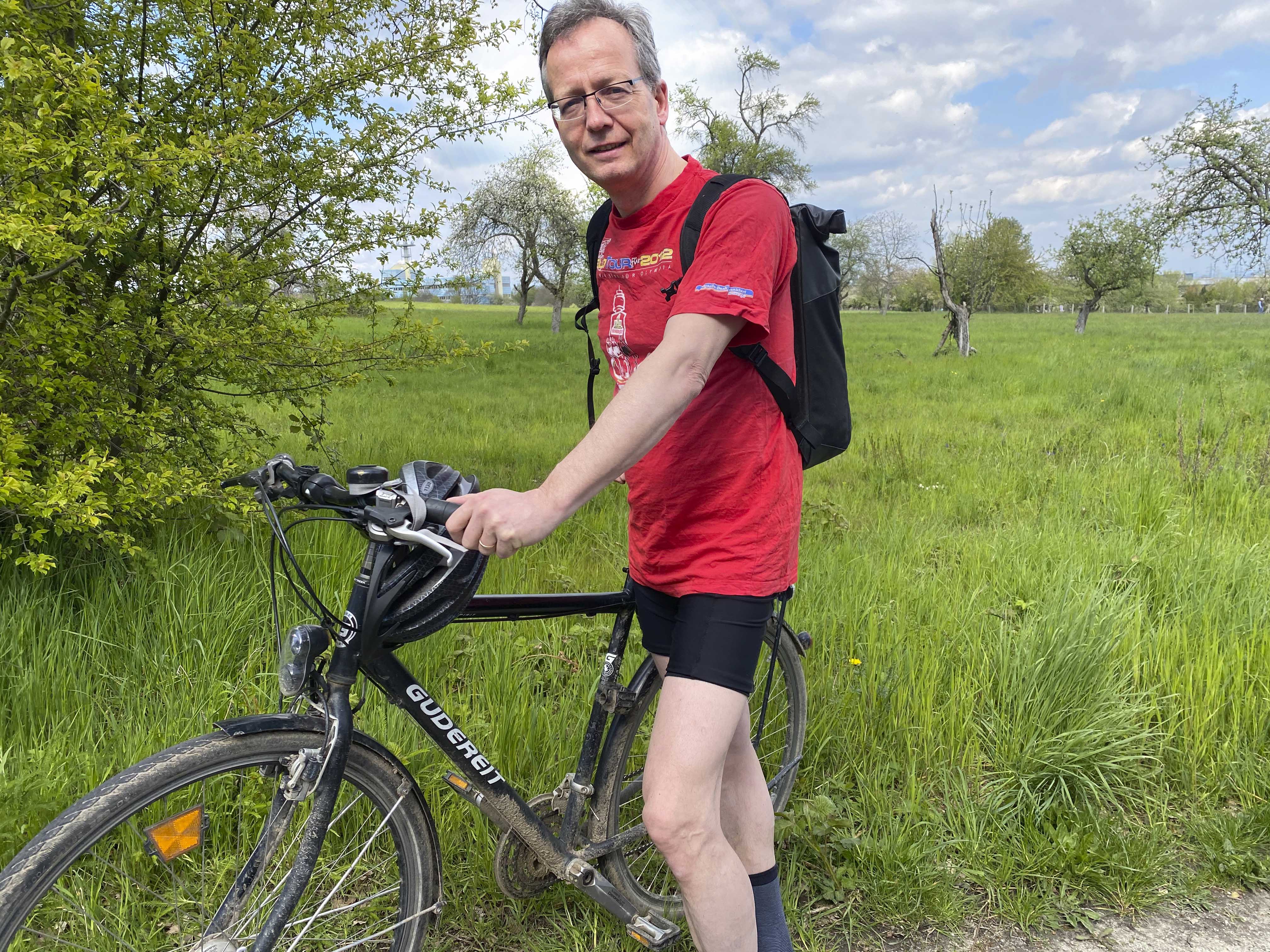 Artikel öffnen: Aufnahme von Karl-Ludwig Brockmann mit Fahrrad im Grünen