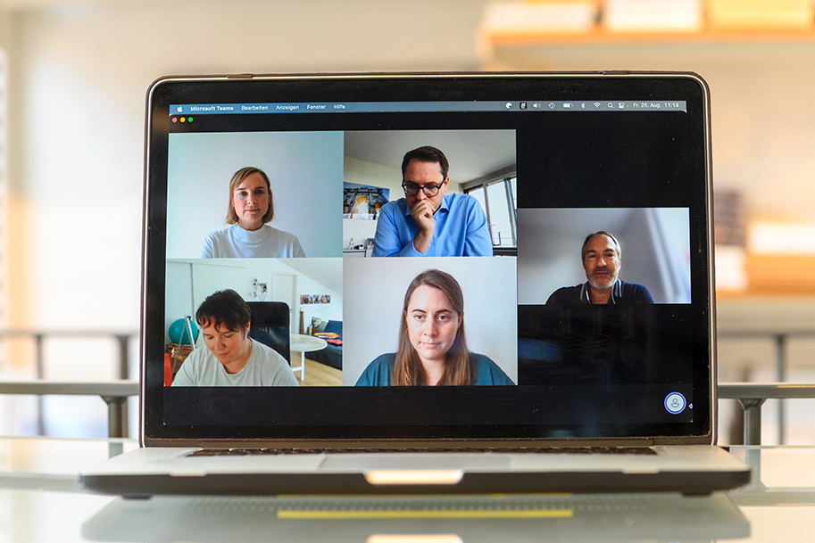 Videomeeting mit verschiedenen Personen auf einem Laptop