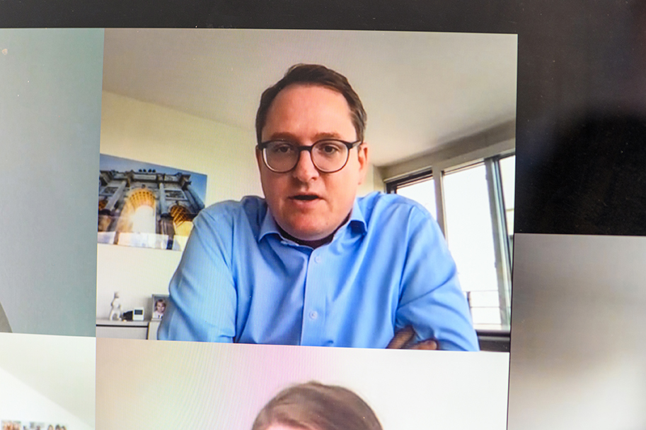 Artikel öffnen: Videomeeting-Screenshot von einer Person