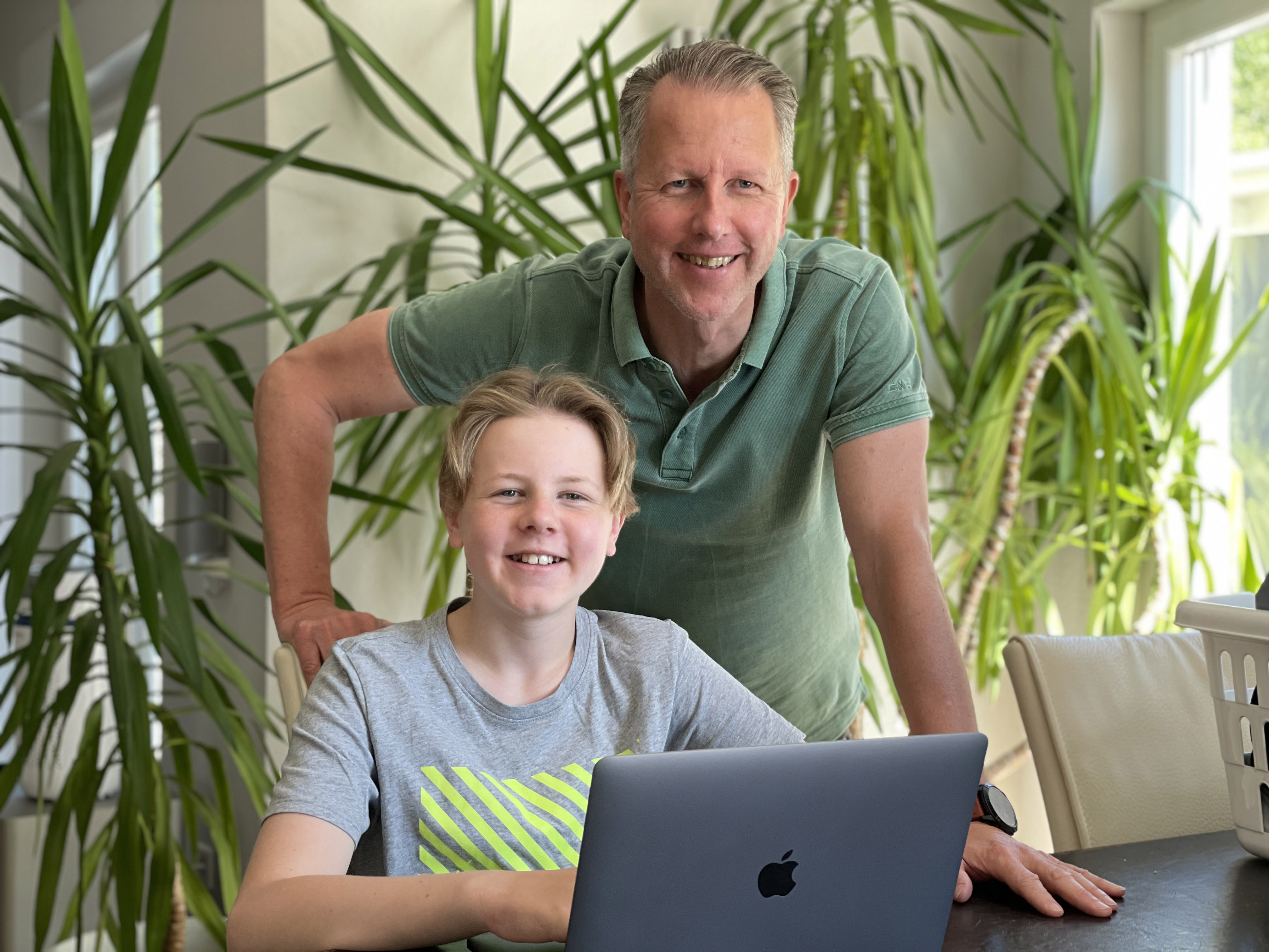 Artikel öffnen: Herr Köhler und ein Junge vor einem Laptop