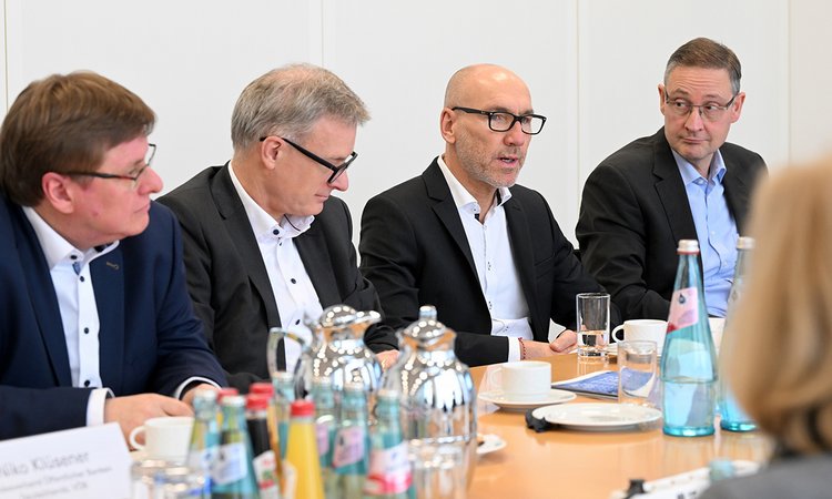 Öffnet eine Lightbox: 