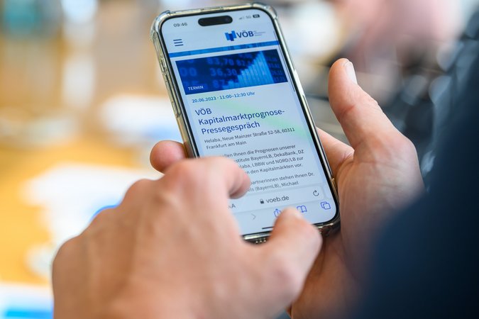 Öffnet eine Lightbox: Termin zum VÖB Kapitalmarktprognose Pressegespräch auf einem Handy VÖB Kapitalmarktprognose Pressegespräch