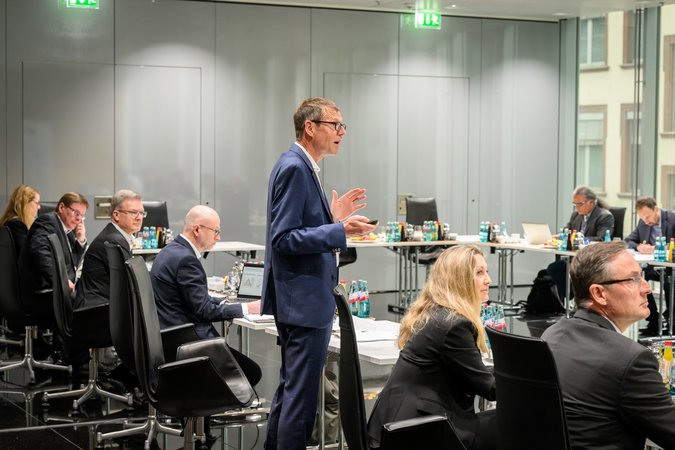 Öffnet eine Lightbox: Michael Klawitter hält eine Ansprache Kapitalmarktprognose-Pressegespräch