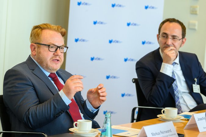 Öffnet eine Lightbox: V.l.n.r. Markus Reinwand, VÖB-Aktienexperte der Helaba, und Wolfgang Donie, VÖB-Aktienexperte der NORD/LB V.l.n.r. Markus Reinwand, VÖB-Aktienexperte der Helaba, und Wolfgang Donie, VÖB-Aktienexperte der NORD/LB