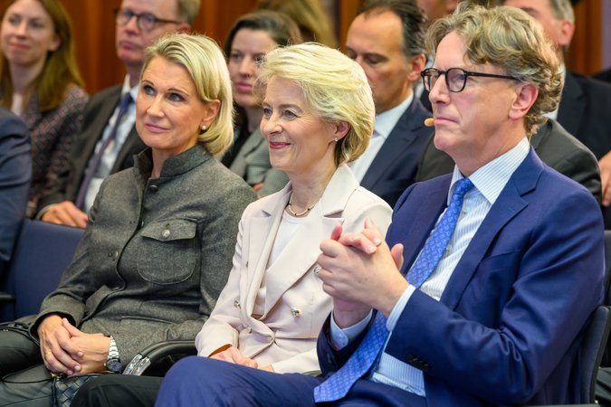 Öffnet eine Lightbox: Iris Bethge-Krauß, Ursula von der Leyen und Stefan Wintels Iris Bethge-Krauß, Ursula von der Leyen und Stefan Wintels
