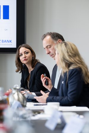 Öffnet eine Lightbox: 