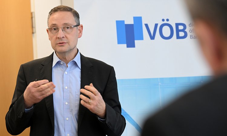 Öffnet eine Lightbox: 