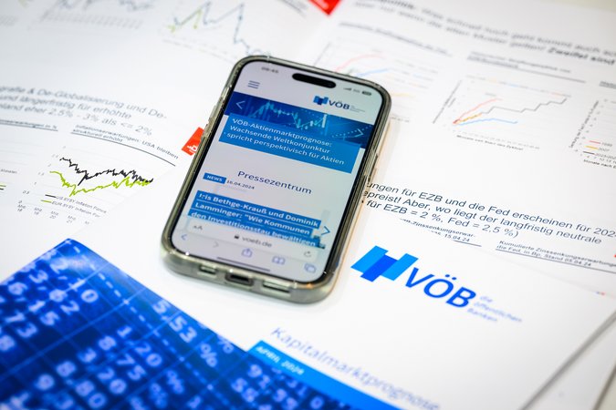 Öffnet eine Lightbox: Die VÖB-Website auf einem Smartphone Kapitalmarktprognose-Pressegespräch