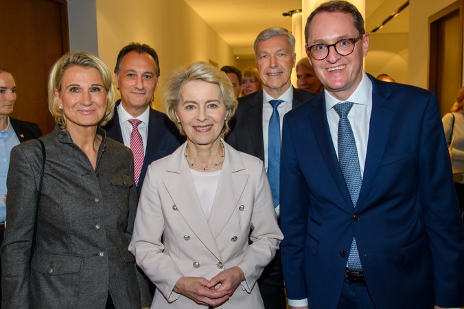 Öffnet eine Lightbox: V.l.n.r. Iris Bethge-Krauß, Christoph Wengler, Ursula von der Leyen, Erk Westermann-Lammers und Dominik Lamminger V.l.n.r. Iris Bethge-Krauß, Christoph Wengler, Ursula von der Leyen, Erk Westermann-Lammers und Dominik Lamminger