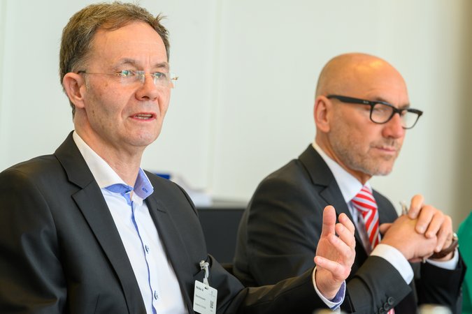 Öffnet eine Lightbox: V.l.n.r. Uwe Streich, VÖB-Aktienexperte der LBBW, und Manfred Bucher, VÖB-Aktienexperte der BayernLB V.l.n.r. Uwe Streich, VÖB-Aktienexperte der LBBW, und Manfred Bucher, VÖB-Aktienexperte der BayernLB