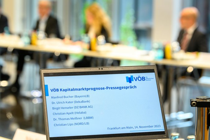 Öffnet eine Lightbox: Präsentation des VÖB-Kapitalmarkt Pressegesprächs auf einem Laptop VÖB-Kapitalmarkt Pressegespräch