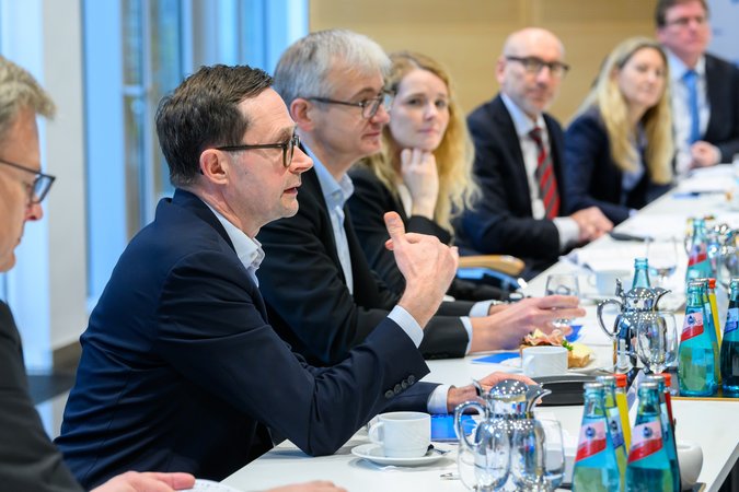 Öffnet eine Lightbox: Teilnehmer des VÖB-Kapitalmarkt Pressegesprächs im Gespräch VÖB-Kapitalmarkt Pressegespräch