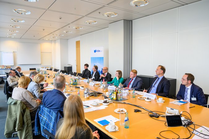 Öffnet eine Lightbox: Teilnehmer des Pressegesprächs am Konferenztisch VÖB-Aktienmarktprognose Pressegespräch