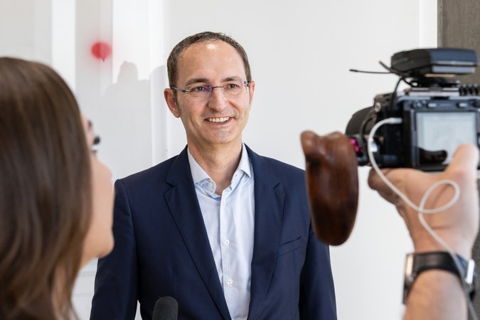 Öffnet eine Lightbox: 