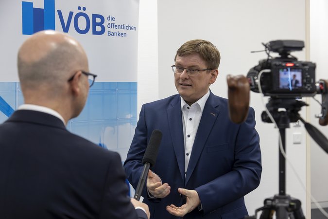 Öffnet eine Lightbox: 