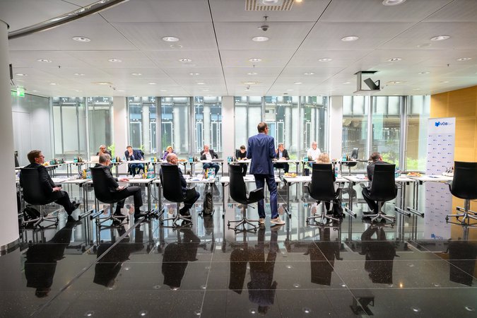 Öffnet eine Lightbox: Blick in den Veranstaltungsraum Kapitalmarktprognose-Pressegespräch