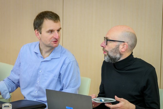 Öffnet eine Lightbox: Zwei Männer im Gespräch 