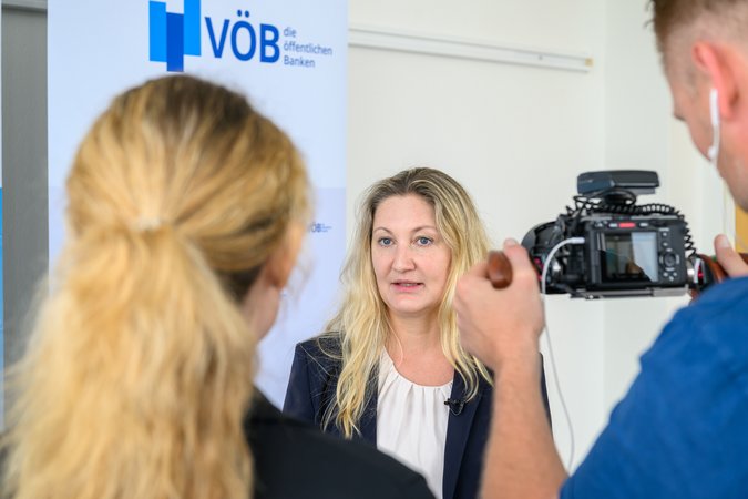 Öffnet eine Lightbox: Birgit Henseler, VÖB-Kapitalmarktexpertin der DZ BANK AG Birgit Henseler, VÖB-Kapitalmarktexpertin der DZ BANK AG