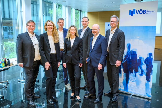 Öffnet eine Lightbox: V.l.n.r. Christian Lips, Sandra Malter-Sander, Michael Klawitter, Birgit Henseler, Ulf Krauss, Dr. Thomas Klodt und Dr. Thomas Meißner V.l.n.r. Christian Lips, Sandra Malter-Sander, Michael Klawitter, Birgit Henseler, Ulf Krauss, Dr. Thomas Klodt und Dr. Thomas Meißner