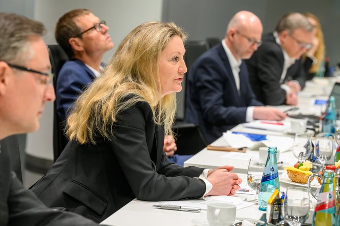 Öffnet eine Lightbox: Birgit Henseler (DZ BANK AG) im Gespräch Kapitalmarktprognose-Pressegespräch