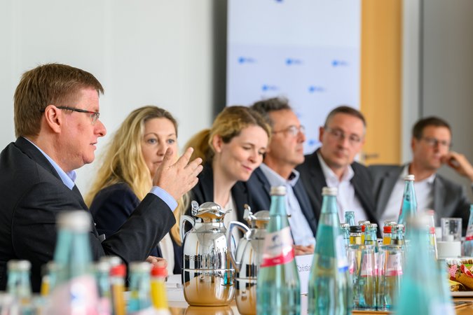 Öffnet eine Lightbox: V.l.n.r. Christian Lips, Birgit Henseler, Sandra Malter-Sander, Dr. Jens-Oliver Niklasch, Ulf Krauss und Michael Klawitter V.l.n.r. Christian Lips, Birgit Henseler, Sandra Malter-Sander, Dr. Jens-Oliver Niklasch, Ulf Krauss und Michael Klawitter