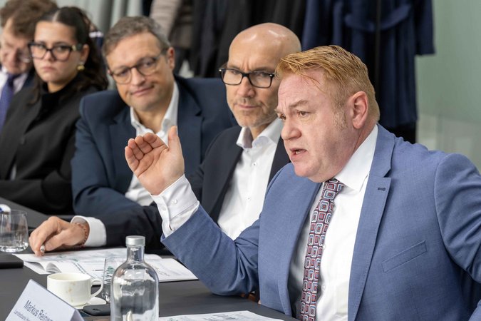 Öffnet eine Lightbox: 