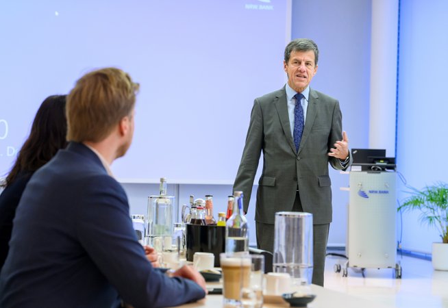 Öffnet eine Lightbox: Ein Mann hält eine Ansprache 