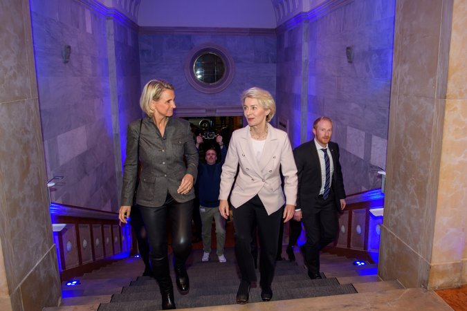 Öffnet eine Lightbox: VÖB-Hauptgeschäftsführerin Iris Bethge-Krauß und Präsidentin der Europäischen Kommission Ursula von der Leyen VÖB-Hauptgeschäftsführerin Iris Bethge-Krauß und Präsidentin der Europäischen Kommission Ursula von der Leyen