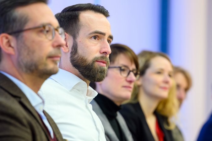 Öffnet eine Lightbox: Verschiedene Teilnehmer hören zu 