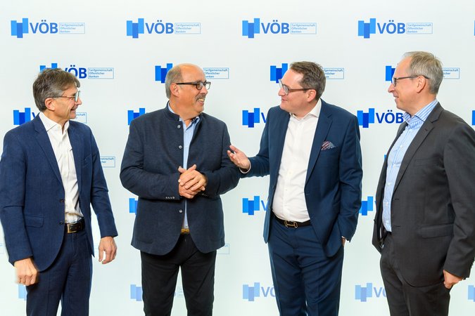 Öffnet eine Lightbox: V.l.n.r. Siegbert Weissbrodt, Vorsitzender der VÖB-Tarifkommission, Gunar Feth, Verhandlungsführer der öffentlichen Banken, Dominik Lamminger, VÖB-Geschäftsführer, Robert Szwedo, Mitglied der VÖB-Tarifkommission V.l.n.r. Siegbert Weissbrodt, Vorsitzender der VÖB-Tarifkommission, Gunar Feth, Verhandlungsführer der öffentlichen Banken, Dominik Lamminger, VÖB-Geschäftsführer, Robert Szwedo, Mitglied der VÖB-Tarifkommission