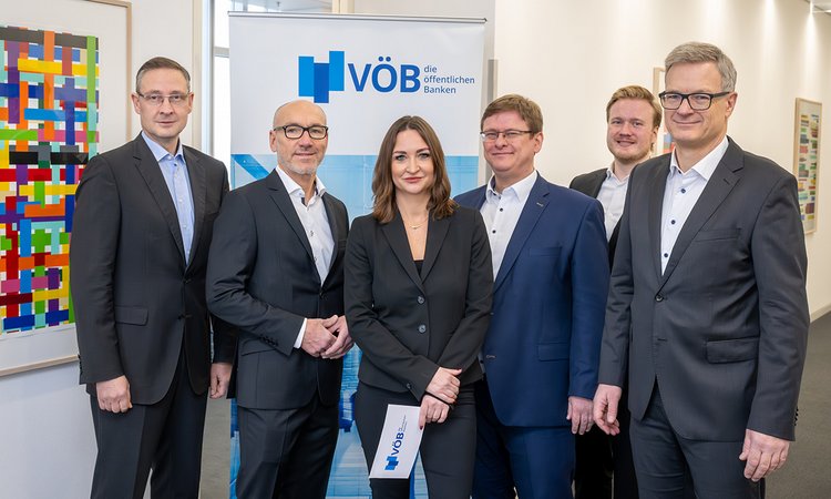 Öffnet eine Lightbox: 