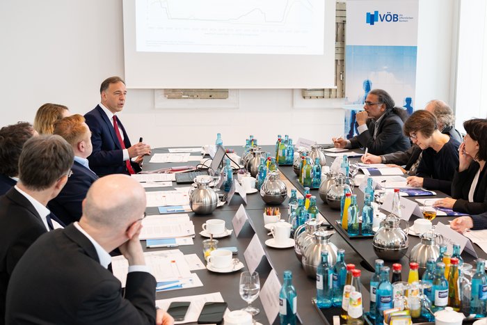 News lesen Teilnehmer des Pressegesprächs im Gespräch