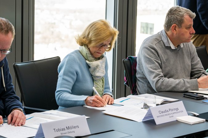 Öffnet eine Lightbox: 