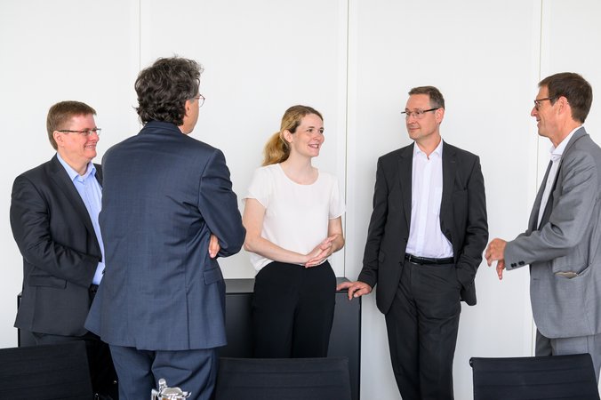 Öffnet eine Lightbox: V.l.n.r Christian Lips, Dr. Jens-Oliver Niklasch, Sandra Malter-Sander, Ulf Krauss und Michael Klawitter V.l.n.r Christian Lips, Dr. Jens-Oliver Niklasch, Sandra Malter-Sander, Ulf Krauss und Michael Klawitter