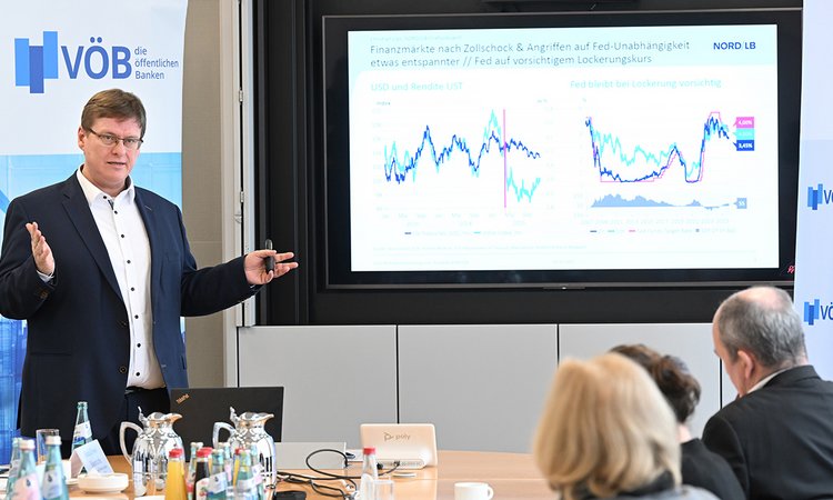 Öffnet eine Lightbox: 