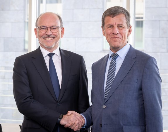 Öffnet eine Lightbox: 