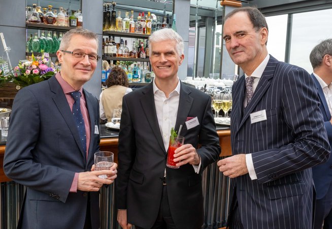 Öffnet eine Lightbox: 