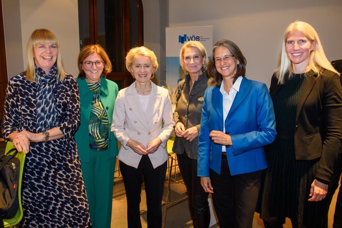 Öffnet eine Lightbox: V.l.n.r. Nikola Steinbock, Edith Weymayr, Ursula von der Leyen, Iris Bethge-Krauß, Katharina Herrmann und Melanie Kehr V.l.n.r. Nikola Steinbock, Edith Weymayr, Ursula von der Leyen, Iris Bethge-Krauß, Katharina Herrmann und Melanie Kehr