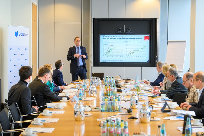 Öffnet eine Lightbox: Die Teilnehmer hören einem Vortrag zu VÖB-Aktienmarktprognose Pressegespräch