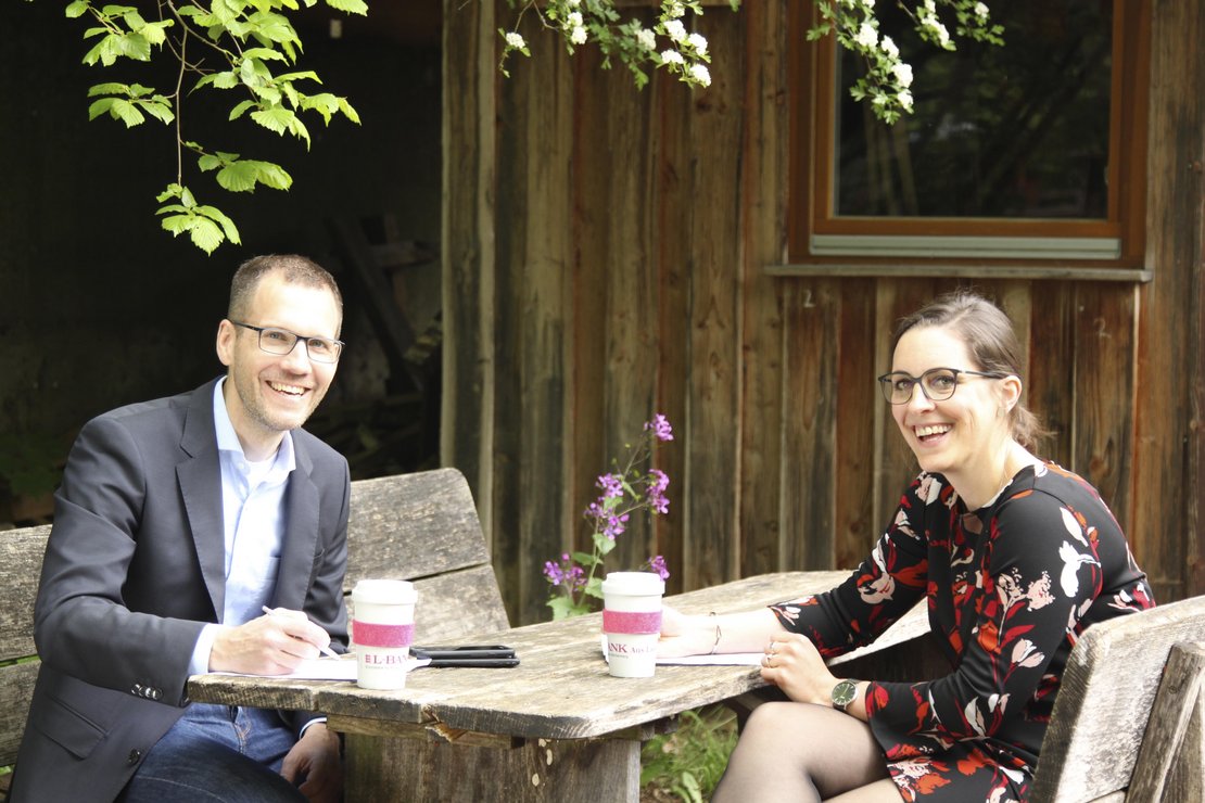 Aufnahme von Herrn Wieland und Frau Lautenschläger am Tisch