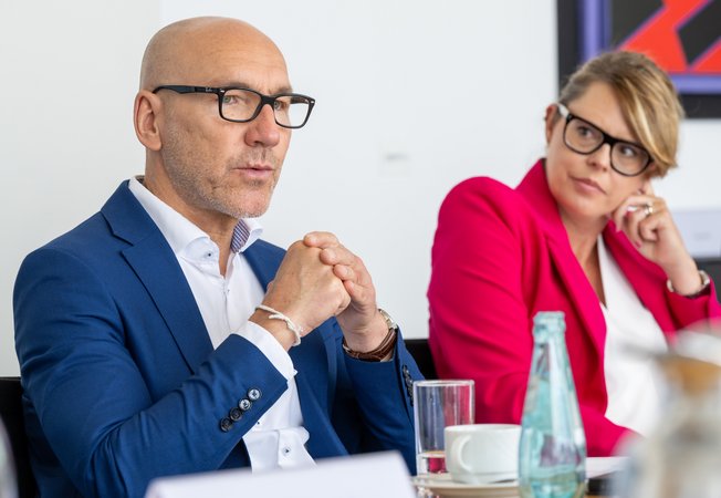 Öffnet eine Lightbox: 
