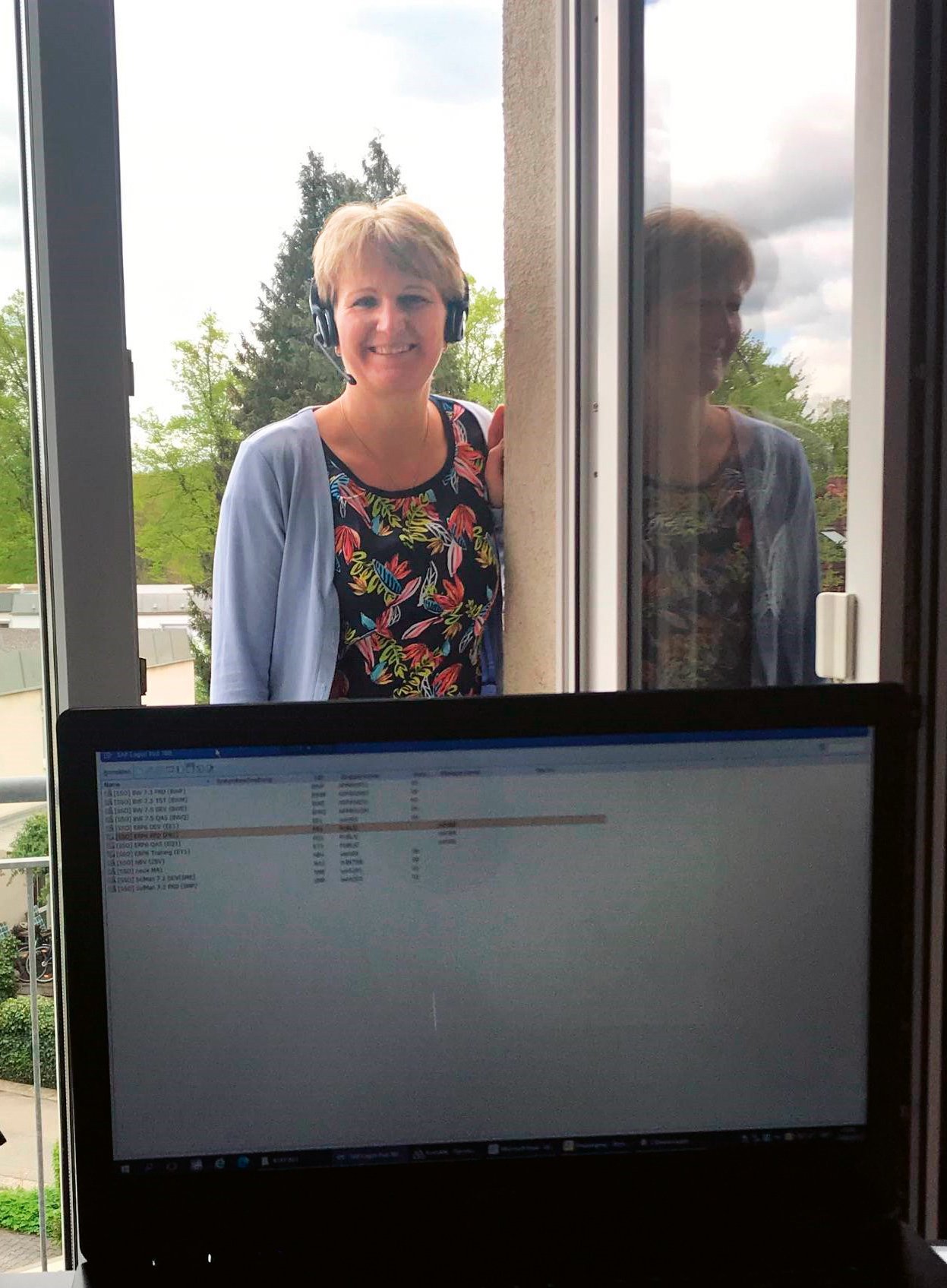 Artikel öffnen: Aufnahme von Frau Schuster hinter einem Laptop