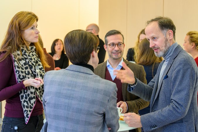 Öffnet eine Lightbox: Unterschieldiche Personen im Gespräch 