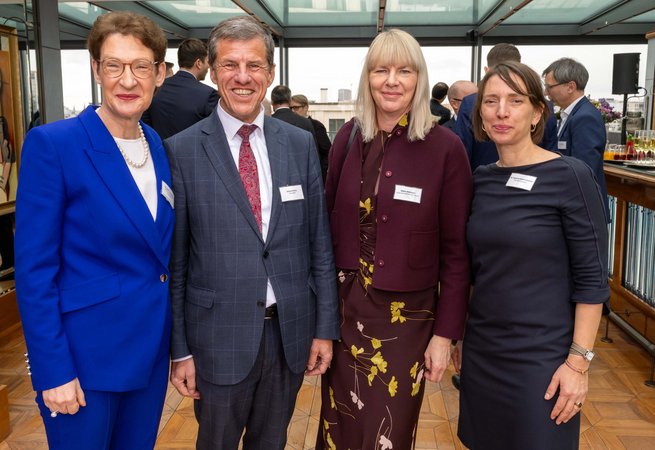 Öffnet eine Lightbox: 