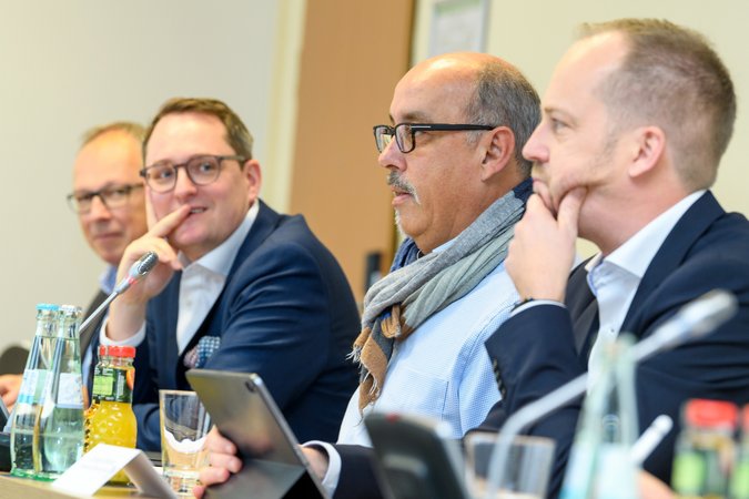 Öffnet eine Lightbox: V.l.n.r. Robert Szwedo, Mitglied der VÖB-Tarifkommission, Dominik Lamminger, VÖB-Geschäftsführer, Gunar Feth, Verhandlungsführer der öffentlichen Banken, Dr. Hagen Christmann, Leiter der Geschäftsstelle Tarifgemeinschaft Öffentlicher Banken V.l.n.r. Robert Szwedo, Mitglied der VÖB-Tarifkommission, Dominik Lamminger, VÖB-Geschäftsführer, Gunar Feth, Verhandlungsführer der öffentlichen Banken, Dr. Hagen Christmann, Leiter der Geschäftsstelle Tarifgemeinschaft Öffentlicher Banken
