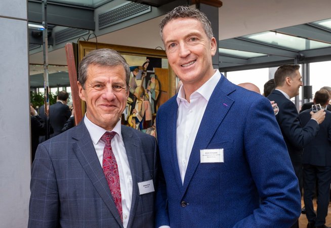 Öffnet eine Lightbox: 