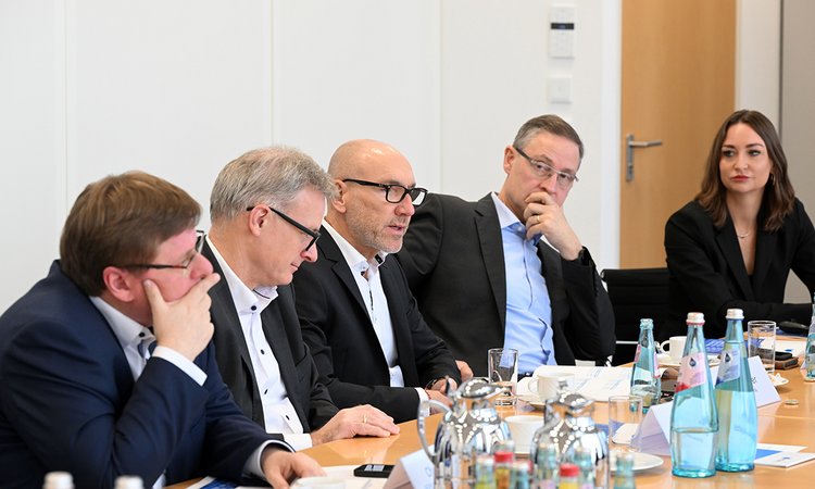 Öffnet eine Lightbox: 