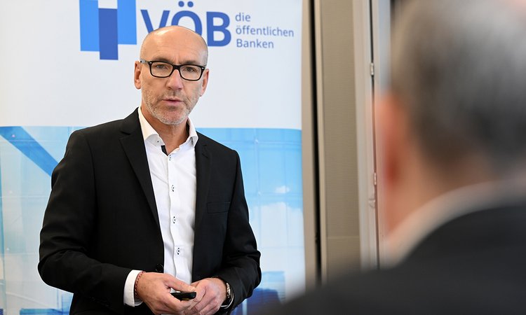 Öffnet eine Lightbox: 