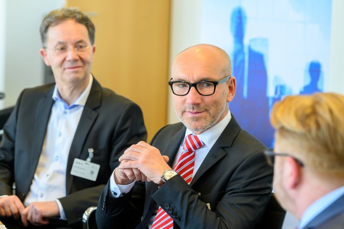 Öffnet eine Lightbox: V.l.n.r. Uwe Streich, VÖB-Aktienexperte der LBBW, und Manfred Bucher, VÖB-Aktienexperte der BayernLB V.l.n.r. Uwe Streich, VÖB-Aktienexperte der LBBW, und Manfred Bucher, VÖB-Aktienexperte der BayernLB