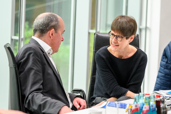 Öffnet eine Lightbox: Zwei Personen im Gespräch Kapitalmarktprognose-Pressegespräch